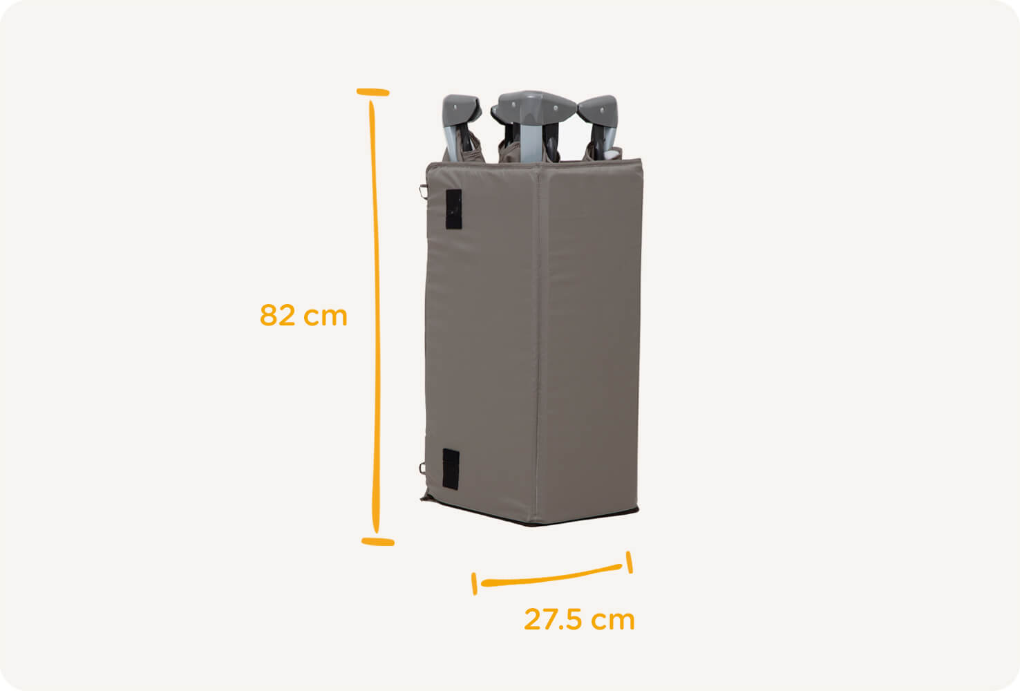 Le lit de voyage Joie illusion, coloris gris foncé, en position repliée avec des illustrations indiquant les mesures de 82 cm en hauteur et 27,5 cm en largeur.