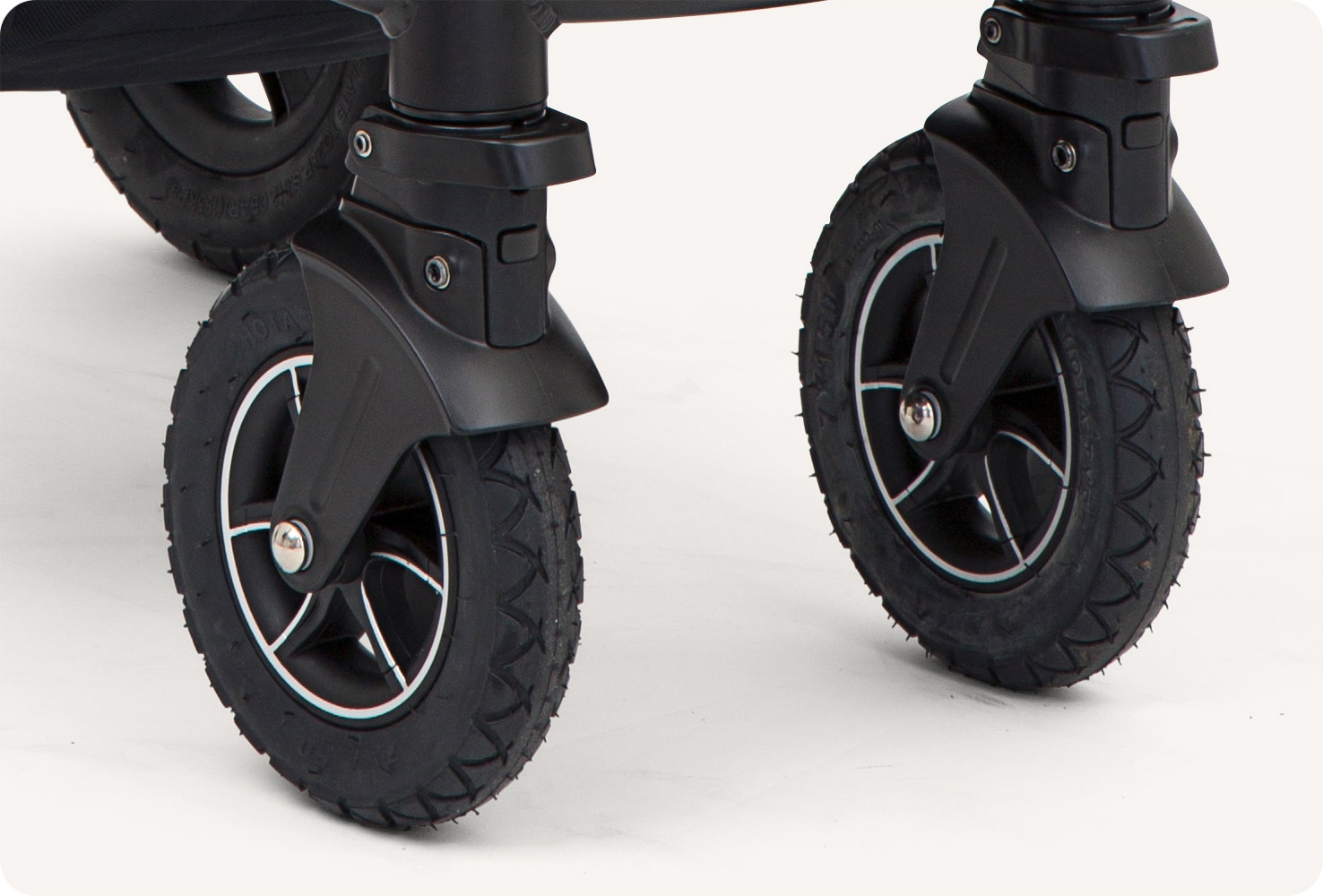 Closeup on the rubber tyres of the Mytrax Flex stroller.