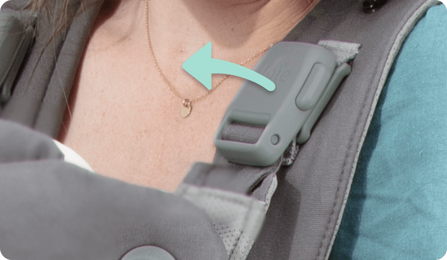 Closeup of the magnetic shoulder buckle on the Savvy Lite 3in1 baby carrier.