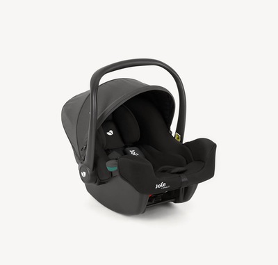 Siège auto pour bébé Joie I-snug 2, coloris noir deux tons, avec pare-soleil et poignée relevés en position d’angle droit.