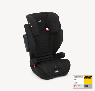 Joie traver booster seat in a black colour  on a right angle position, with the ADAC test label in the lower right corner.