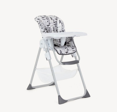 La chaise haute Joie Snacker 2-en-1 déclinée dans un imprimé monochrome gris présentant des formes géométriques dans différentes nuances et textures de gris, vue en angle droit. 