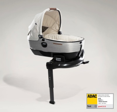  Joie Signature calmi R129 car cot in light gray on I-Base Encore, with the ADAC test label in the lower right corner.
