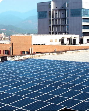 Panneaux solaires sur le toit d'un bâtiment commercial.